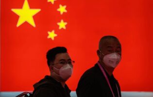Ciudad china de Cantón registra casi 2 000 infecciones e impone restricciones